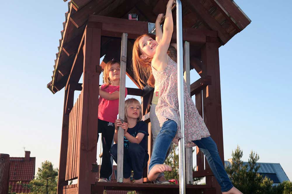 dzieci na placu zabaw | Chrosiówka agroturystyka na Mazurach